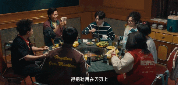 当杀马特少年撞见瘫软的中年犬